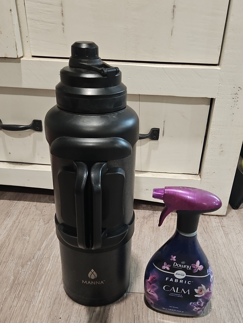 Anna Black Insulated Water Bottle with Easy-Grip Handle